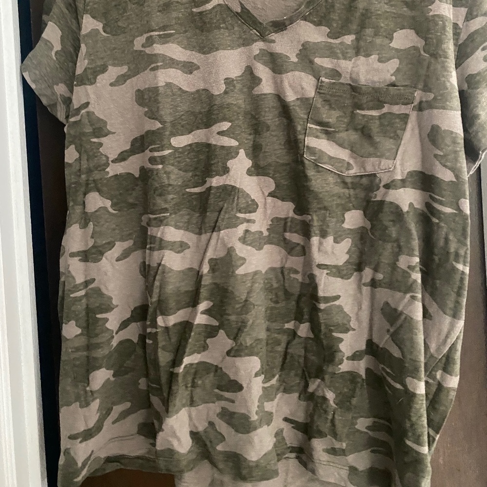 Universal thread v neck t shirt